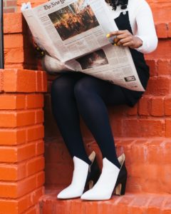 新聞を読んでいる女性
