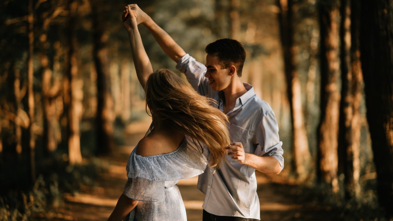 踊る男と女