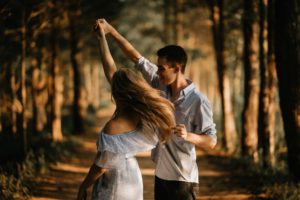 踊る男と女